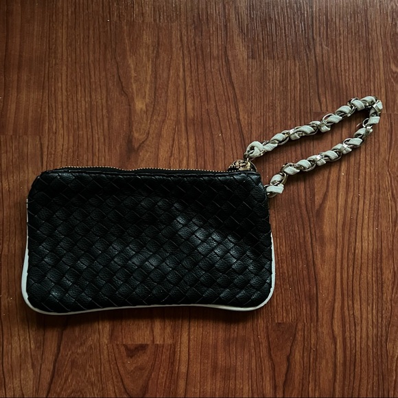 Deux Lux Black Woven wristlet with white trim and chain handle - Picture 3 of 7